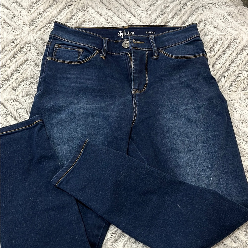 Blue Skinny Jeans with Subtle Fading and Contrasting Stitching
